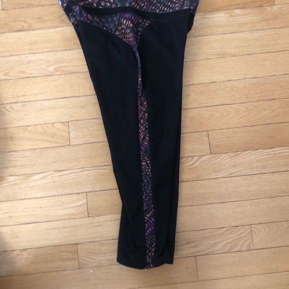 🔴2 for $25 FABLETICS Women's Capri Leggings Black with a design on eac… - Picture 8 of 9